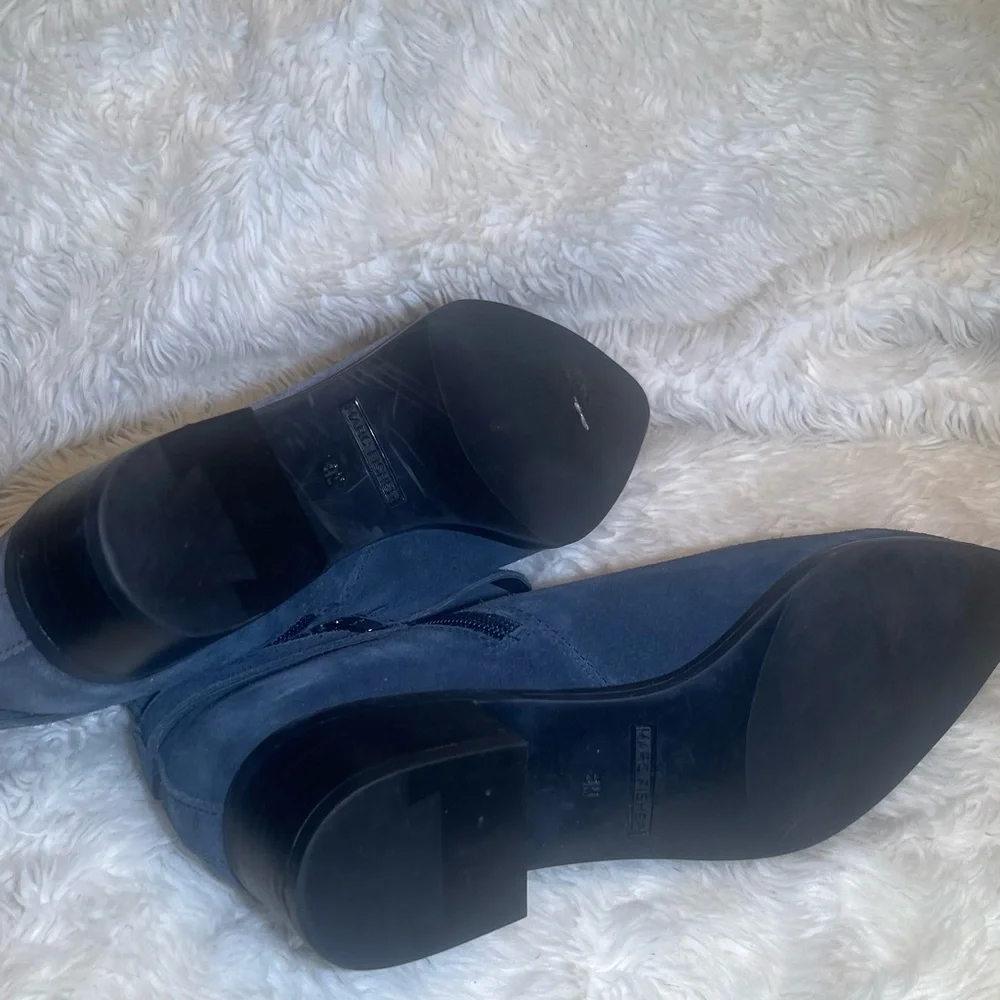 Marc fisher women’s navy blue Suede Ankle Boots size 8